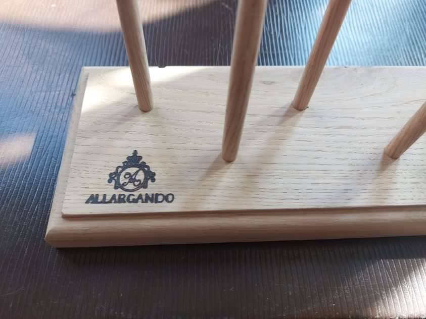 logo op hout